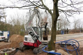 Der Takeuchi TB 257 FR Hüllkreisbagger hat einen Schwenkradius von 2,58 m. Da kann es noch so eng auf der Baustelle sein, er arbeitet.