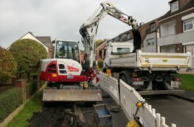 Standsicher, präzise und kraftvoll arbeiten die Takeuchi TB 370 Mobilbagger.