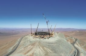 Das ELT (Extremely Large Telescope) auf dem Berg Cerro Armazones in der chilenischen Atacama-Wüste