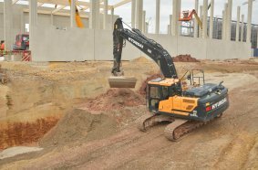 Der Hyundai HX220AL auf der Großbaustelle in Wilburgstetten. Eingesetzt wird das Mietgerät von Thannhauser Straßen- und Tiefbau bei Verfüllarbeiten auf der 90.000 m2 großen Baustelle von Deutschlands modernstem Sägewerk.

Bild: Hyundai/OBA