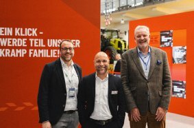 Von links nach rechts: Hauke Lamb, Geschäftsführer von Traser, Patrick Hermann, Geschäftsführer Kramp Deutschland, und Karsten Bünger, Lead Solutions Consultant von Traser. Gemeinsam arbeiten sie an neuen Schnittstellenlösungen, die die Effizienz im Handel weiter steigern sollen.