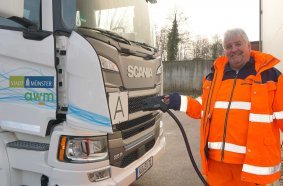 Der Ladevorgang geht dem Lkw-Fahrer Dieter Möllenkamp leicht von der Hand – genauso wie das Handling des vollelektrischen Scania P 25 Abrollkippers.