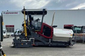 Weltweit erster vollelektrischer Autobahnfertiger in der 800 t/h-Klasse.