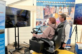 Wettbewerbseröffnung: Bei der Messe OstBau startete die dritte Ausgabe der vom VDBUM initiierten „Deutschen Meisterschaften im Steuern von Baumaschinensimulator“.