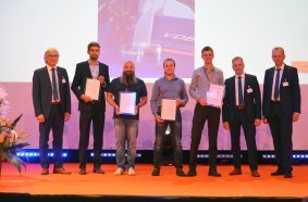 Preisträger: VDBUM-Präsident Peter Guttenberger (r.) und die Vorstandsmitglieder Dirk Bennje (l.) und Prof. Jan Scholten (2.v.l.) mit den Gewinnern des VDBUM-Förderpreises 2022 und dem Preisträger des 
Sonderpreises für Start-ups. 