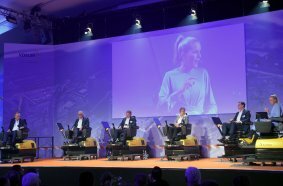 Branchenspezifische Sitzgelegenheit: Beim Lounge-Talk zu Beginn des VDBUM-Großseminars nahmen Moderatorin Alexandra von Lingen, Axel Fischer, Angela Papenburg, Holger Schulz, Peter Guttenberger und Dirk Bennje auf Baumaschinen-Simulatoren Platz.