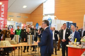 Herzlich willkommen: VDBUM-Geschäftsführer Dieter Schnittjer eröffnet die Fachausstellung, bei der sich erneut über 100 Unternehmen präsentiert haben. In den Vortragspausen bot sich hier viel Zeit zum fachlichen Austausch und zum „nutzwerken“.