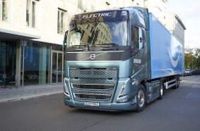 Weltneuheit: Die ersten Elektro-Lkw von Volvo mit fossilfreiem Stahl werden jetzt an Kunden ausgeliefert.