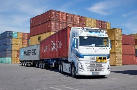 Volvo Trucks liefert 74 Tonnen Elektro-Lkw aus