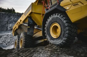 Volvo Construction Equipment führt kohlenstoffarmen Stahl in die Serienproduktion seiner knickgelenkten Dumper ein