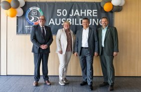 Wirtgen Geschäftsführer Dr. Cyrus Barimani (3.v.l.) begrüßte (v.l.n.r.) Windhagens Ortsbürgermeister Hans-Dieter Geiger, ehrenamtliche Kreisbeigeordnete Birgit Haas und Verbandsgemeindebürgermeister Michael Christ.