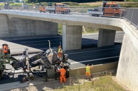 Der Wirtgen SP 33 baut eine Vielzahl verschiedenster monolithischer Betonprofile ein, wie z. B. Bord-Rinnenprofile, Rechteckprofile, Betonschutzwände bis zu 1,3 m Höhe oder Kanal- und Wasserrinnenprofile.