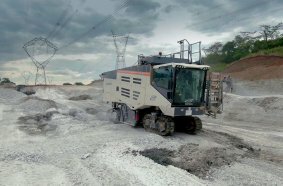 Der 220 SM von Wirtgen gewinnt Rohstoffe selektiv mit einer Schneidtiefe bis 300 mm. 