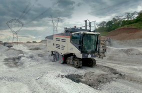 Der 220 SM von Wirtgen gewinnt Rohstoffe selektiv mit einer Schneidtiefe bis 300 mm.