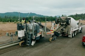 Für die neue Wohnsiedlung in Springfield errichtete der Wirtgen Gleitschalungsfertiger Bordsteinkanten und Rinnenprofile auf einer Länge von mehr als 730 m.