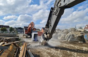 Ein 45- und ein 60-Tonnen-Bagger mit Anbaugeräten von KEMROC spielen die Hauptrollen bei einem Projekt von CK Abbruch und Erdbau in Weingarten.