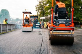 Azubis bedienen die beiden Hamm Walzen, um die Fläche zu verdichten und für eine hochwertige Asphalt-Oberfläche zu sorgen. 
