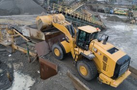  Der neue Cat Radlader 980 GC basiert auf einer langen Tradition von überaus zuverlässigen Radladern mit bewährten Komponenten und integrierten Cat Maschinensystemen.