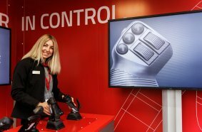 Ausgezeichnete Entwicklung: Rototilt-Produktmanagerin Caroline Jonsson zeigt die neuen Joysticks, die Teil des Konzepts „Rototilt Control“ sind.