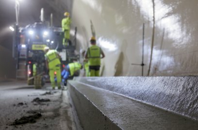 An einem Arbeitstag konnte der SP 33 über 400 m des Bord-Rinnenprofils ...