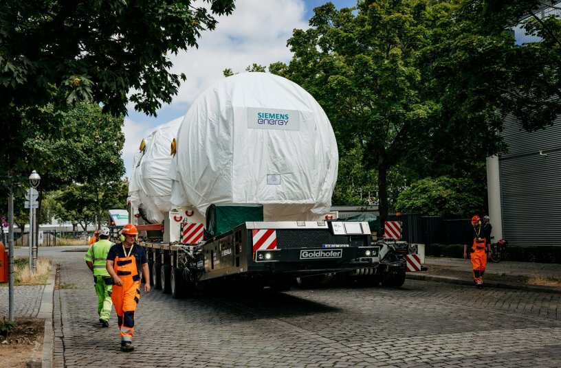 Europapremiere im Schwertransport: Goldhofer E‑PowerPack bewegt Gasturbine durch Berlin