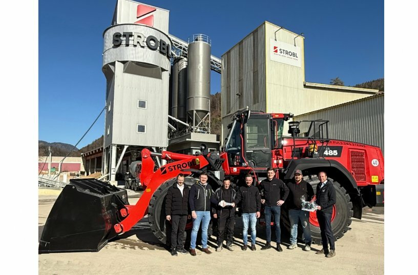 Übergabe: Erster Komatsu WA485-11 in Österreich mit Winkelbauer Schaufel im Einsatz
