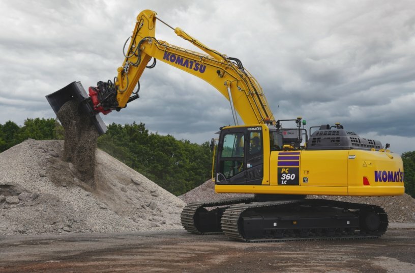 Maßgeschneiderte Lösung für den Deponieeinsatz: MINERALplus setzt auf Komatsu PC360 mit Rototilt RC9