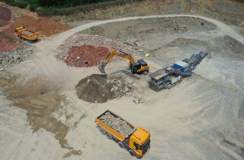 Job Report: Kalkstein, Brecher und ein SY265C im Dauereinsatz