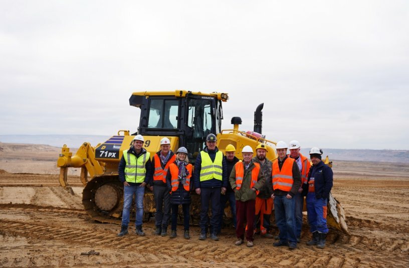 Planierraupe D71PX-24 für Hoffmann Baumaschinen für Rekultivierung im Tagebau Hambach übergeben