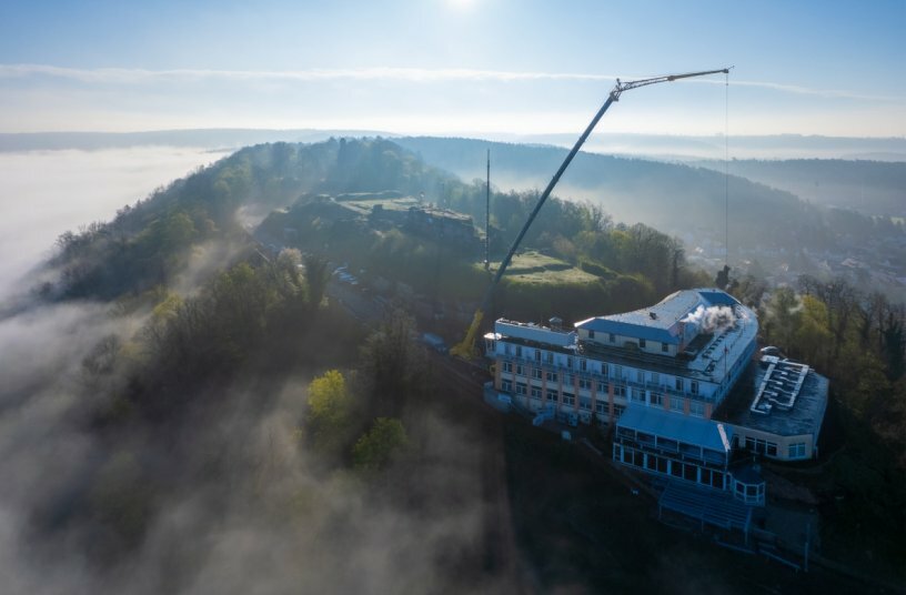 Liebherr LTM 1150-5.3 ermöglicht Hotelbetrieb während Kraneinsatz