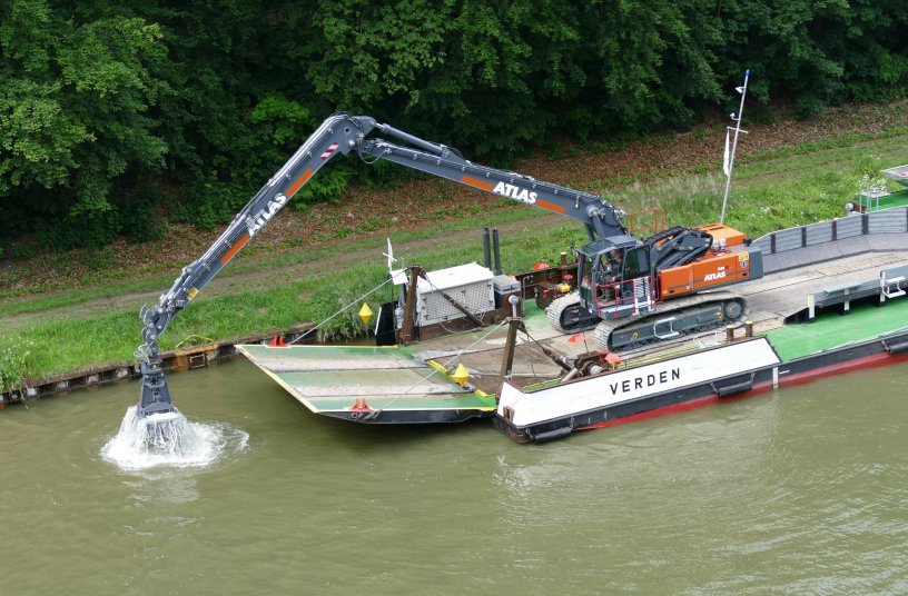 Der 43-t-Bagger ATLAS 340 LC blue bei Gewässer- bzw.Böschungsarbeiten vom Schiff aus. <br> Bildquelle: ATLAS GmbH  / Teubert Kommunikation