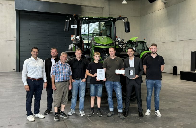 Deutschlandpremiere: DEUTZ-FAHR übergibt ersten 8340 TTV der neuen Serie 8 an Endkunden