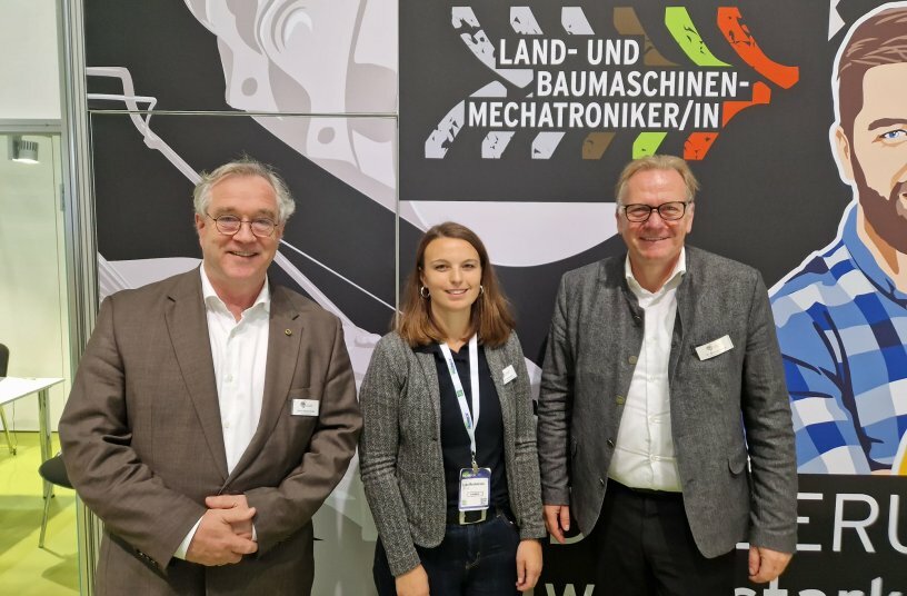 Agritechnica 2023: Ulrich Beckshulte, Lena Heckmann und Michael Oelck bei LandBauTechnik - Bundesverband