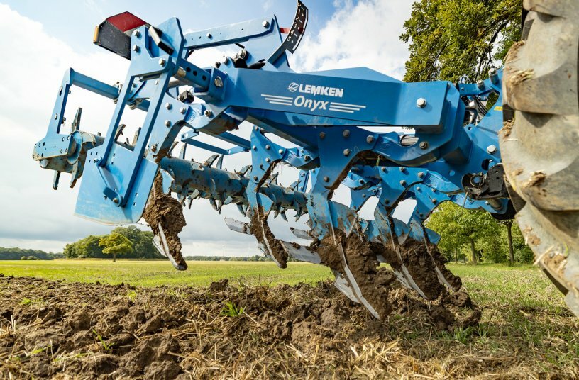 Das Mischschar mit Flügeln und die doppelte Stachelwalze sorgen für das gewünschte Arbeitsergebnis bei einer Arbeitstiefe von bis zu 40 cm.<br>BILDQUELLE: LEMKEN