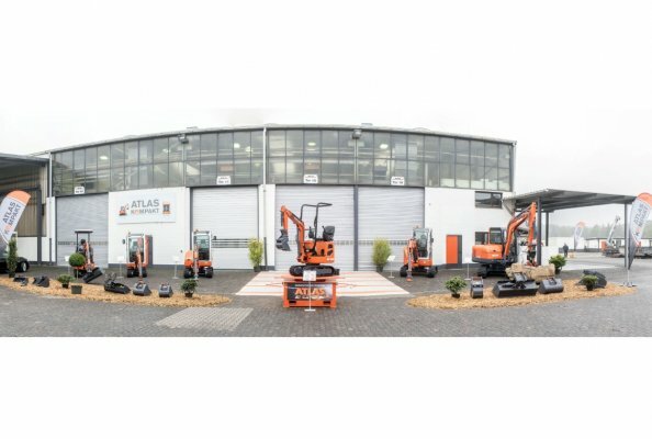 Produktsortiment der ATLAS Mini- und Midi-Bagger vor dem Delmenhorster Werk