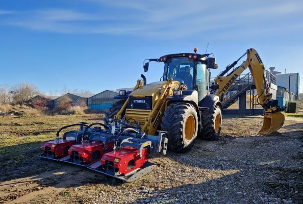 Je nach Arbeitsweise ist beim HYDREMA auch mal vorne hinten. Hier arbeitet und fährt der Fahrer in Richtung des Baggerarms, wobei die Lenkung der Maschine in beide Richtungen bei HYDREMA schon seit vielen Jahrzehnten möglich ist.