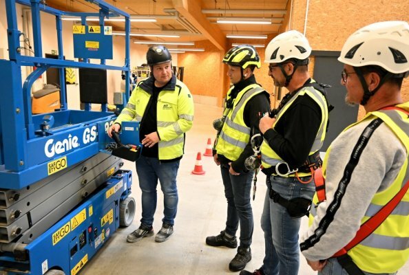 AST Trainer Marc Packeiser nahm sich bei der Schulung viel Zeit für die ordnungsgemäß durchzuführenden Sicht- und Funktionsprüfungen.
