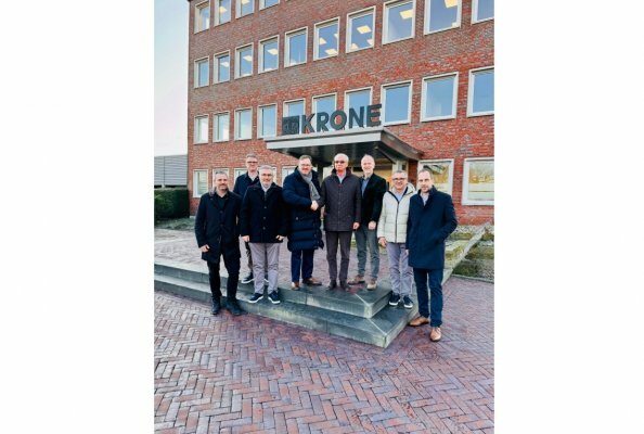 Offizieller Schulterschluss zwischen KRONE und POZKRONE: (v. l.) Johannes Hennewig, Ole Klose, Tomasz Kujawa, Bernard Krone, Roman Roszkiewicz, Dr. Frank Albers, Maciej Michalski und Andreas Arns markieren den nächsten Schritt von der Partnerschaft zur Integration.