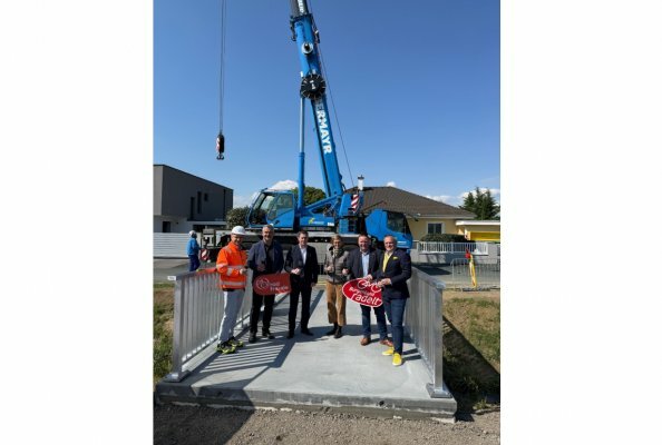 Feierlicher Einhub mit wichtigen Entscheidungsträger:innen V.l.n.r.: Helmut Hartl (Referat Brückenbau, Referatsleiter), Heinrich Dorner (Infrastrukturlandesrat), Ing. Hannes Thiesz (Eigenbetrieb Bau und Betrieb Burgenland, prov. Geschäftsführer), Christine Zopf-Renner (Leiterin der Mobilitätszentrale Burgenland), Roman Kainrath (Bgm. LAbg. Lutzmannsburg) und Klaus Einfalt (CEO SW Umwelttechnik).