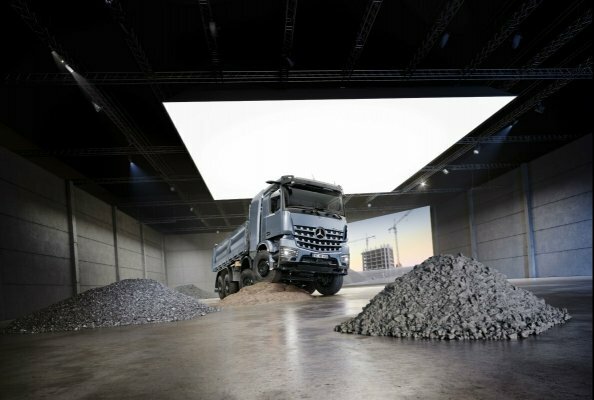 Robust, kraftvoll – und nun auch vollelektrisch: Mercedes-Benz Trucks präsentiert auf der bauma 2025 den neuen eArocs 400