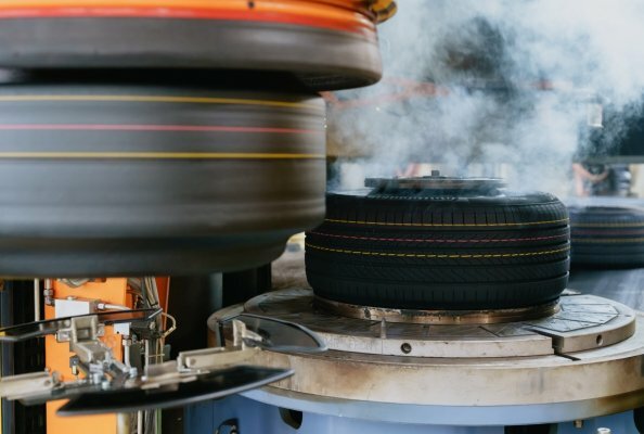 Seit Januar 2026 nutzen alle Werke von Continental alternative Energiequellen, um den für die Reifenherstellung erforderlichen Dampf zu erzeugen.