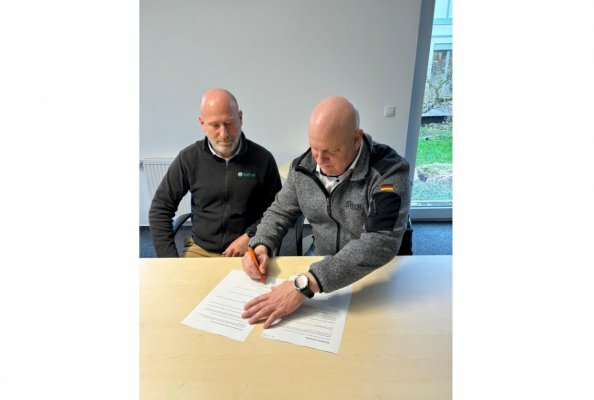 John Templin, CEO (li) und Gerwin Geisel, CEO (re) bei der Unterzeichnung des Distributionsvertrags