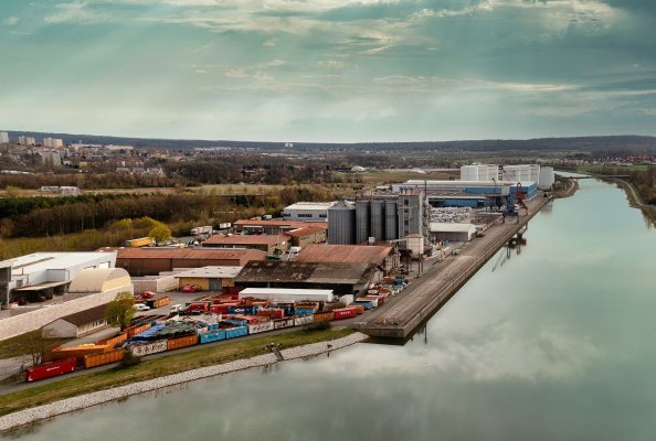 Im Hafen Fürth am Main-Donau-Kanal schlägt Imperial hauptsächlich Baustoffe und Agrargüter auf Binnenschiffe, Bahnwaggons und Lkw um.