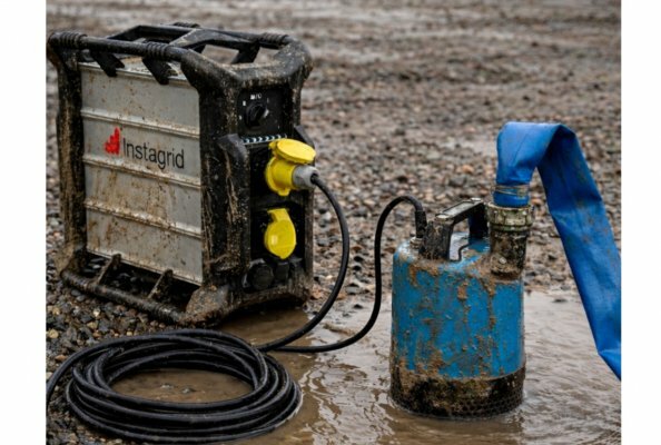 Schmutzwasserpumpe Tsurumi LB480 mit Instagrid-Akku: extrem flexibel und ebenso stark wie am Netz.