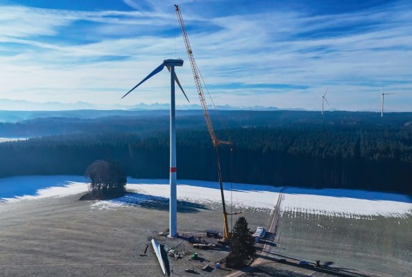 Der Grove GMK6400-1 bietet bei diesem Projekt eine herausragende Reichweite mit 54,6 m langem Hauptausleger in Kombination mit 73 m langer Wippspitze.