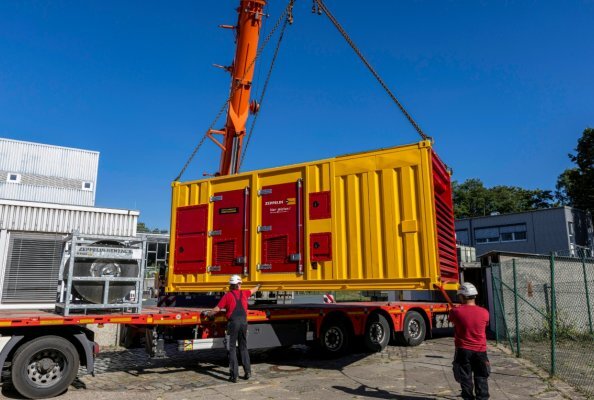 Die Generatoren wurden angeliefert, per Kran platziert und an den vorgesehenen Standorten aufgebaut.