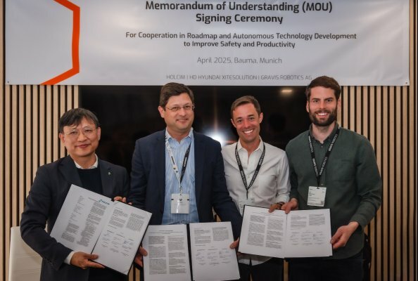 Kooperationspartner: Pan Young Kim (Executive Vice President, Digital Convergence Technology Division) HD Hyundai XiteSolution, Roberto Nores (Head of CAPEX, Equipment & Consumables Procurement) Holcim, Ryan Luke Johns (CEO) Gravis Robotics und Dominic Jud (CTO Co-Founder) Gravis Robotics (v.l.n.r.), haben auf der bauma 2025 eine Vereinbarung getroffen, um die Automatisierung für den Betrieb der Zukunft voranzubringen.