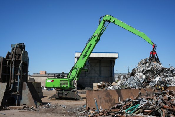 Mit bis zu 17 Metern Arbeitsradius beschickt der 830 G die Schrottschere.