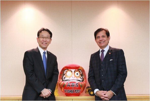 Hiroyuki Ogawa, Präsident und CEO von Komatsu Ltd. (Links) und Subhash Dhar, Gründer, Chairman und CEO von ABS (rechts)