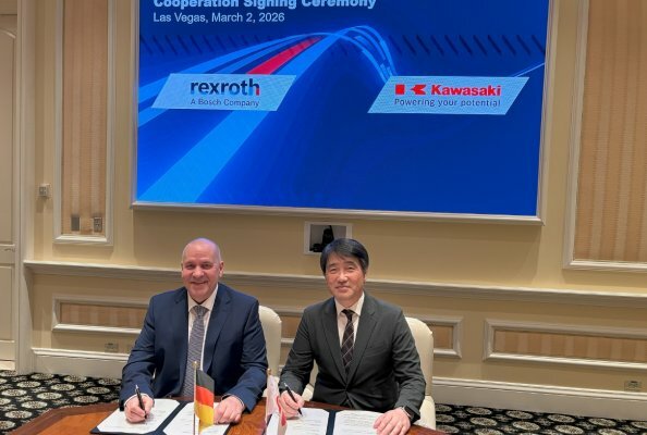 Beim Unterzeichnen der Absichtserklärung in Las Vegas, Nevada, USA am 2. März 2026: Steffen Haack, Vorstandsmitglied von Bosch Rexroth, und Yoshimoto Matsuda, Geschäftsführer von Precision Machinery & Robot Company, Kawasaki Heavy Industries.